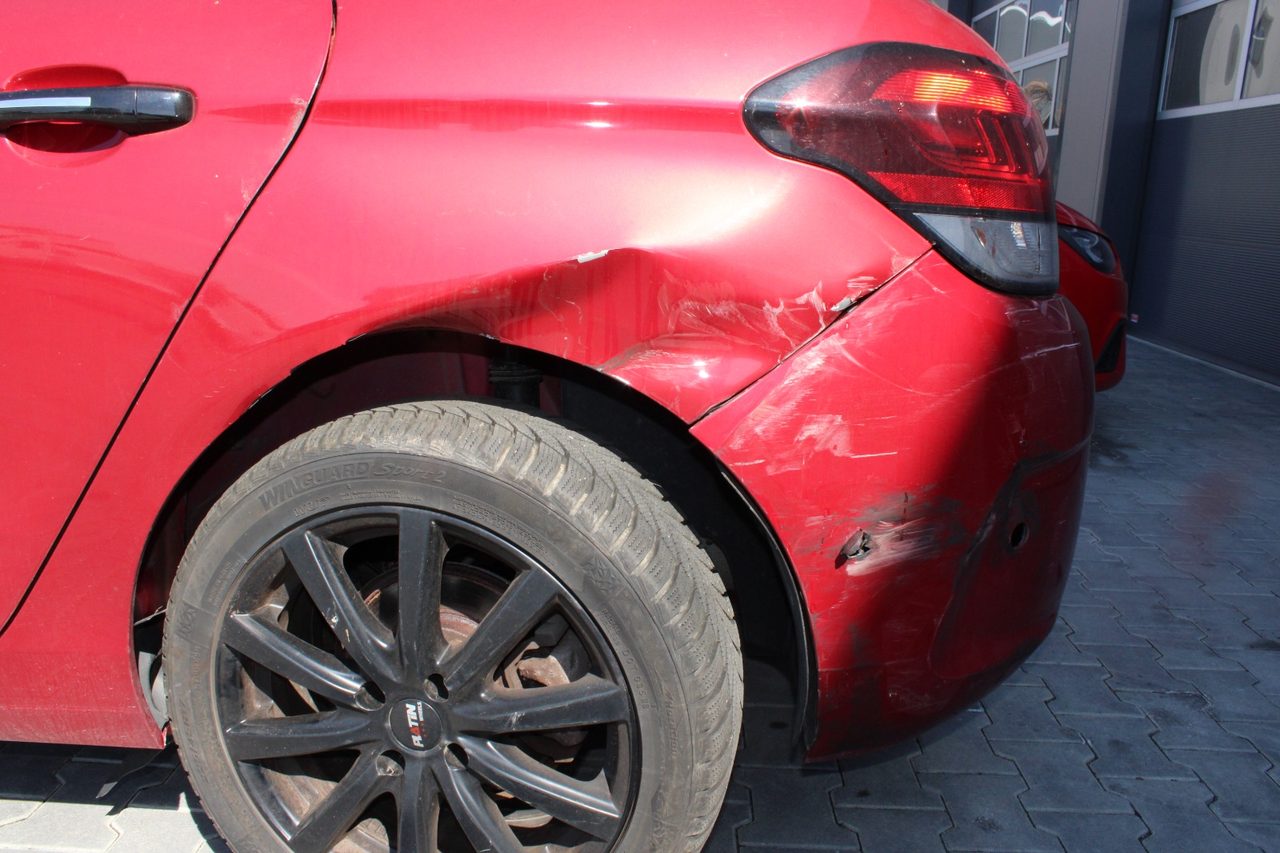 Unfallgutachten Citroën C4 - Totalschaden, Kennzeichen anonymisiert